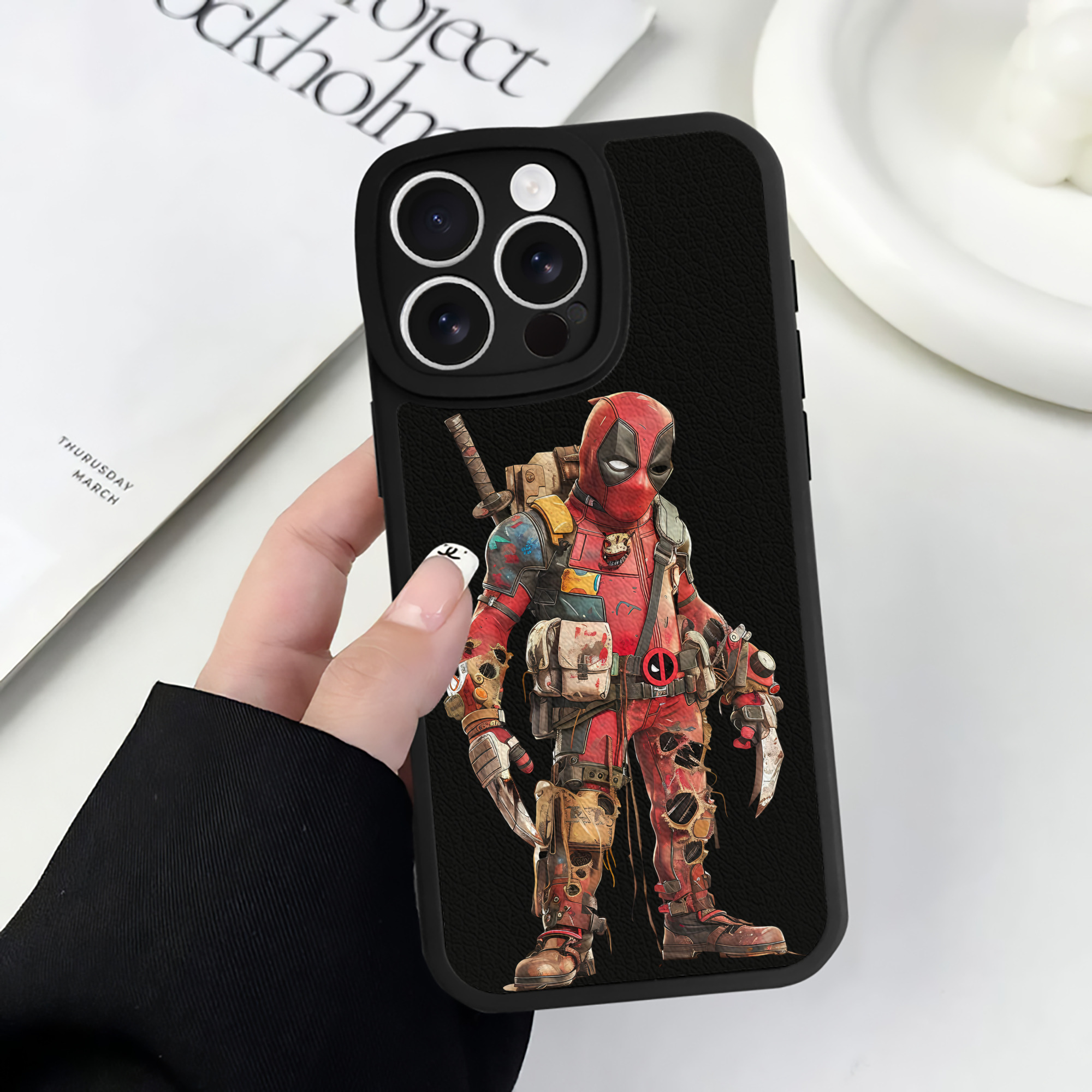 （画像用） Deadpool デッドプール 【iPhone 16シリーズ対応】シリコンスマホケース（レザー調） 材質：シリコン